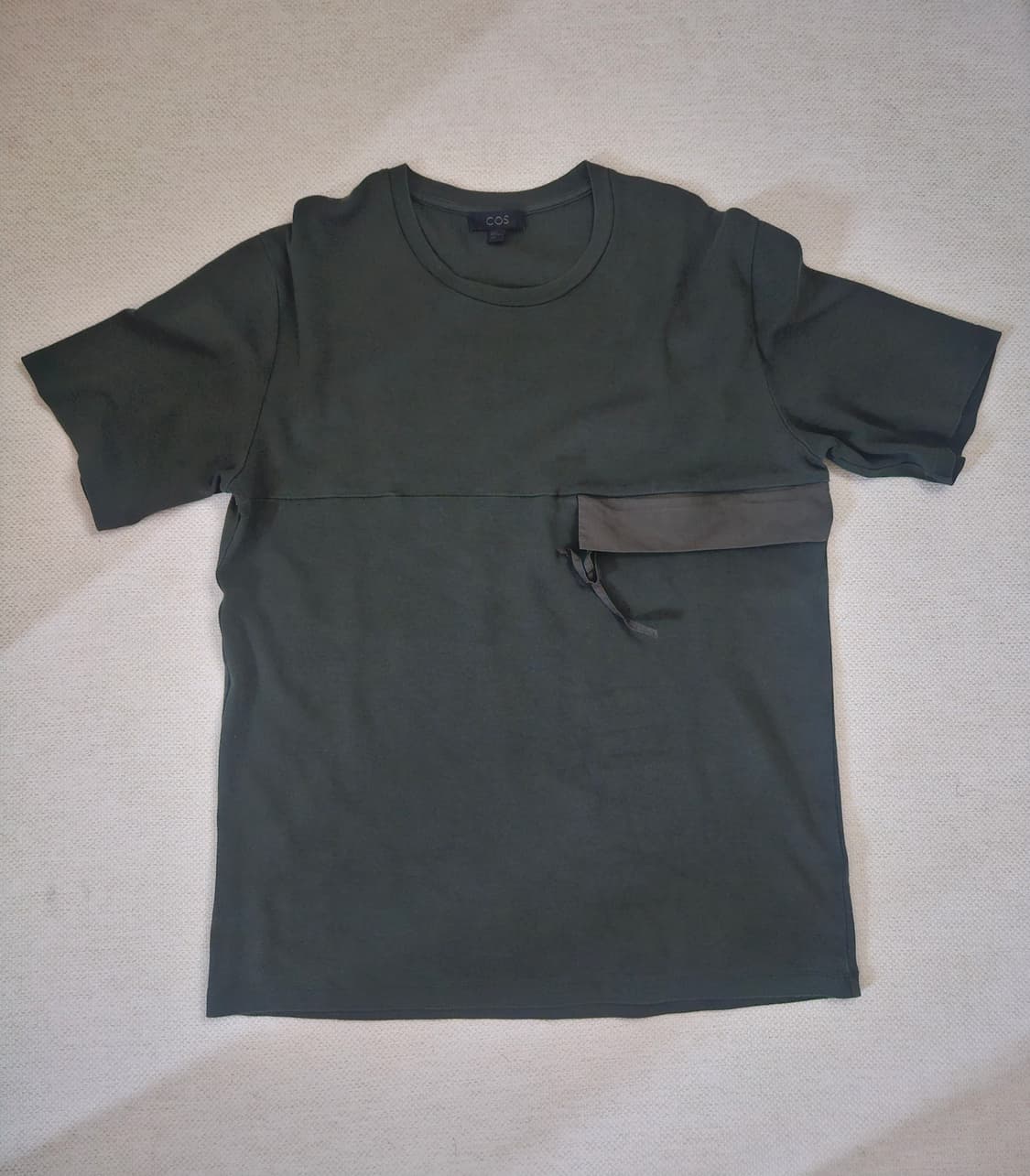 코스(COS) 지퍼포켓 티셔츠 딥카키 상품이미지1