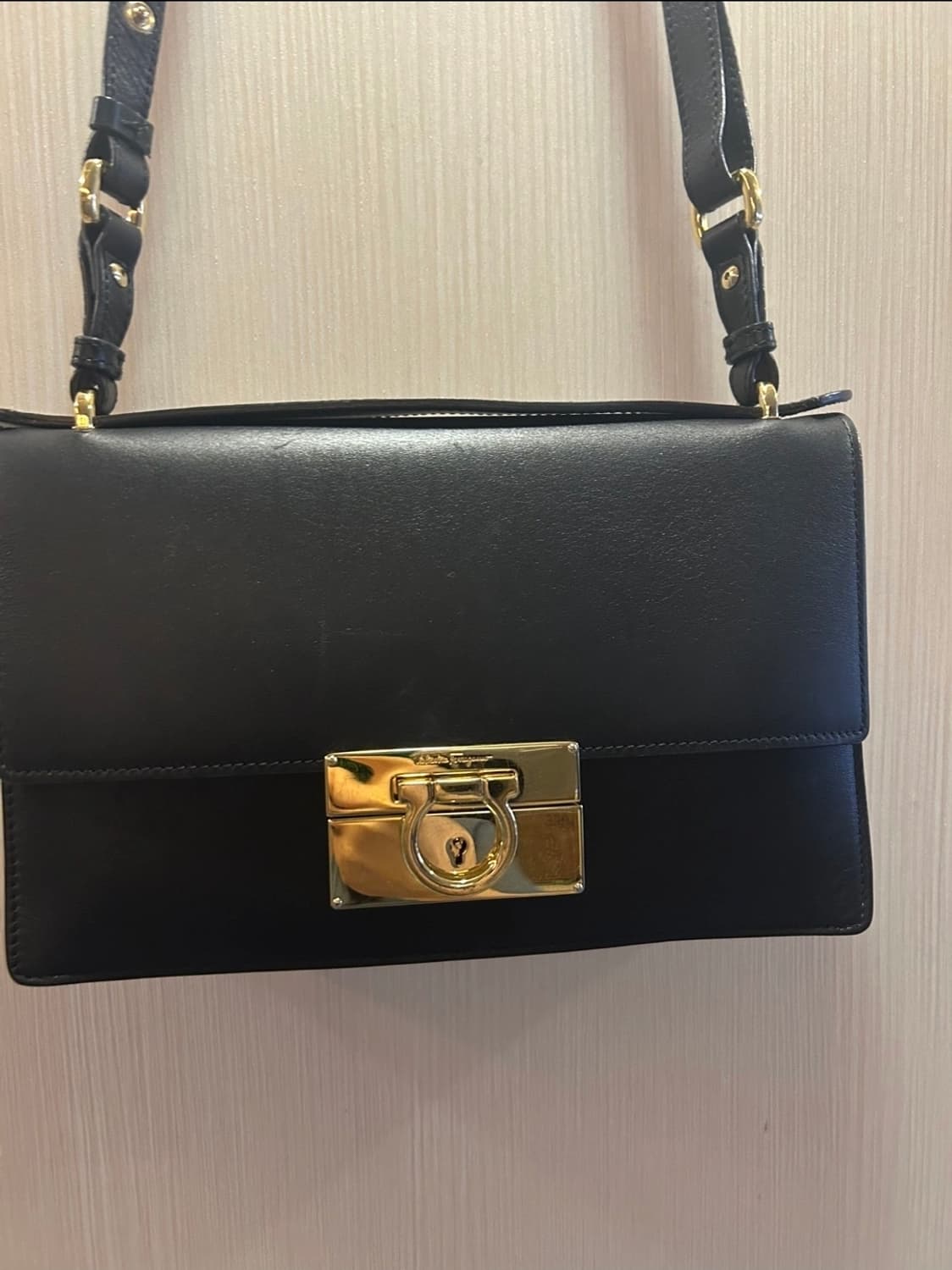 페레가모 간치니 블랙 숄더백 상품이미지5