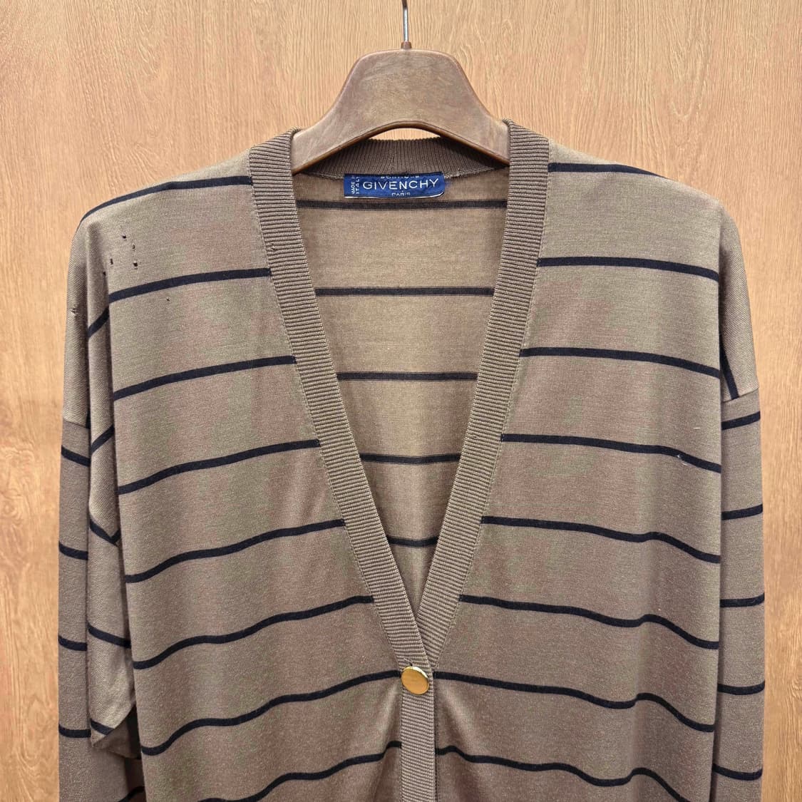 지방시 파리 스트라이프 패턴 브이넥 가디건 골드 버튼 디테일 브라운 상품이미지4