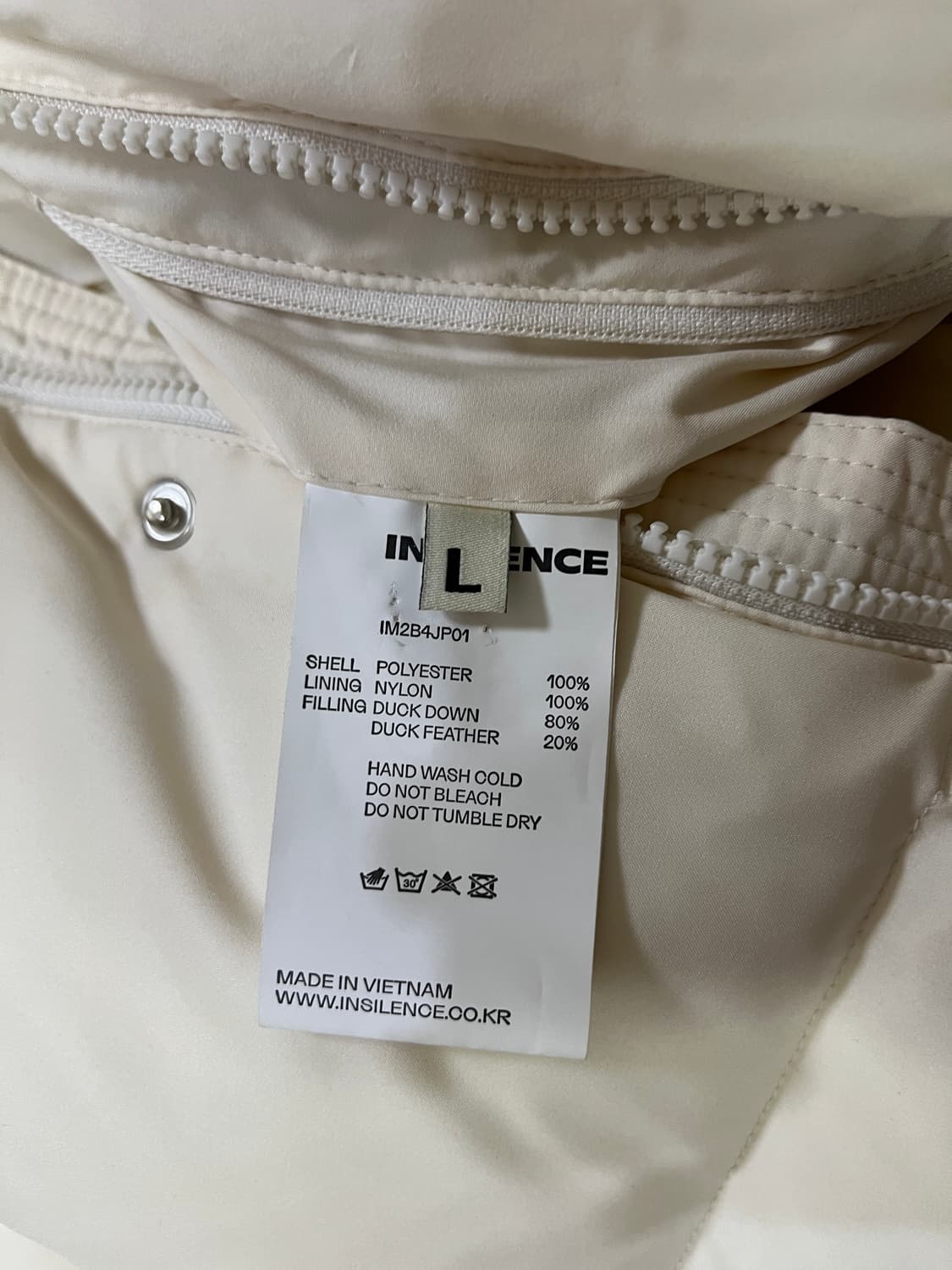 인사일런스 에센셜 다운 재킷 크림색패딩 상품이미지3