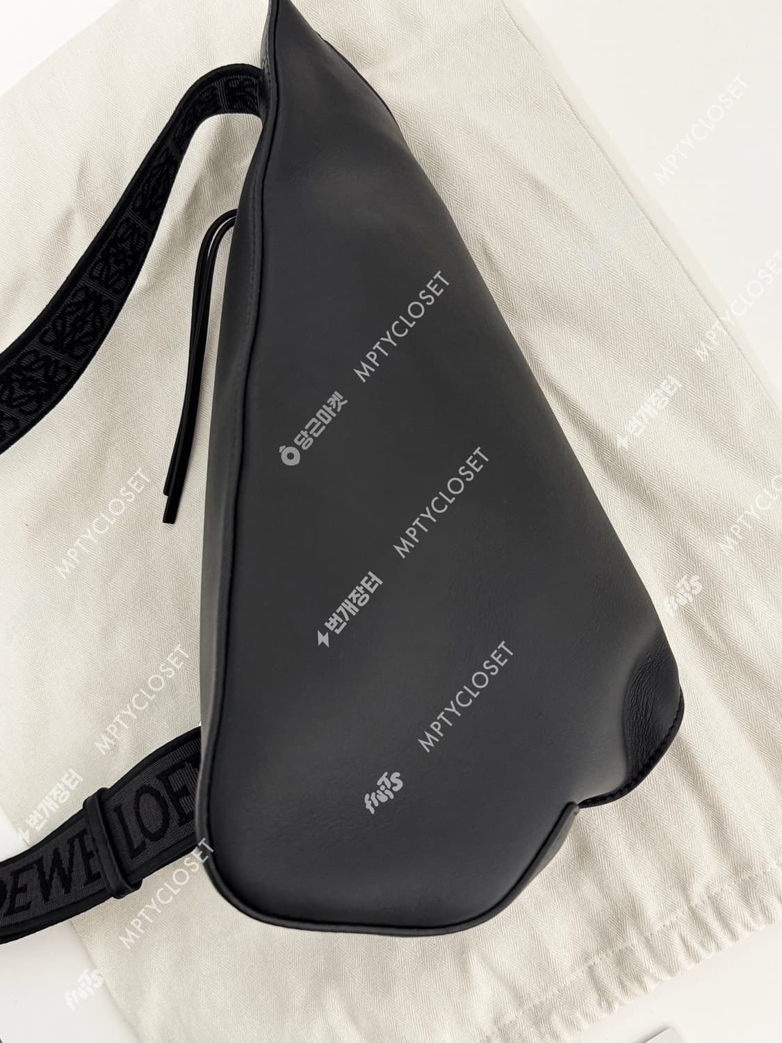 로에베 LOEWE 안톤 슬링백 블랙 카프스킨 상품이미지8