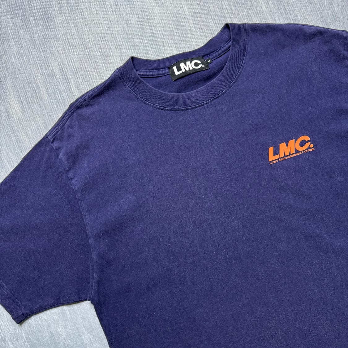 LMC 백프린팅 반팔티 (네이비/오렌지 로고) 상품이미지2