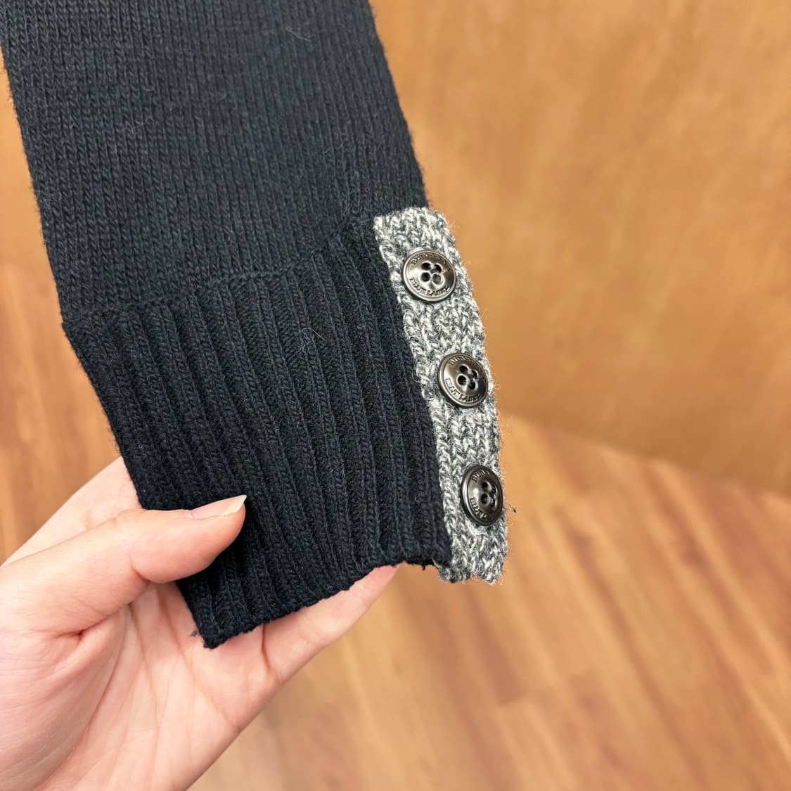 버버리 블루 라벨 라운드넥 니트 그레이 하트 로고 안타르시아 디테일 블랙 상품이미지7