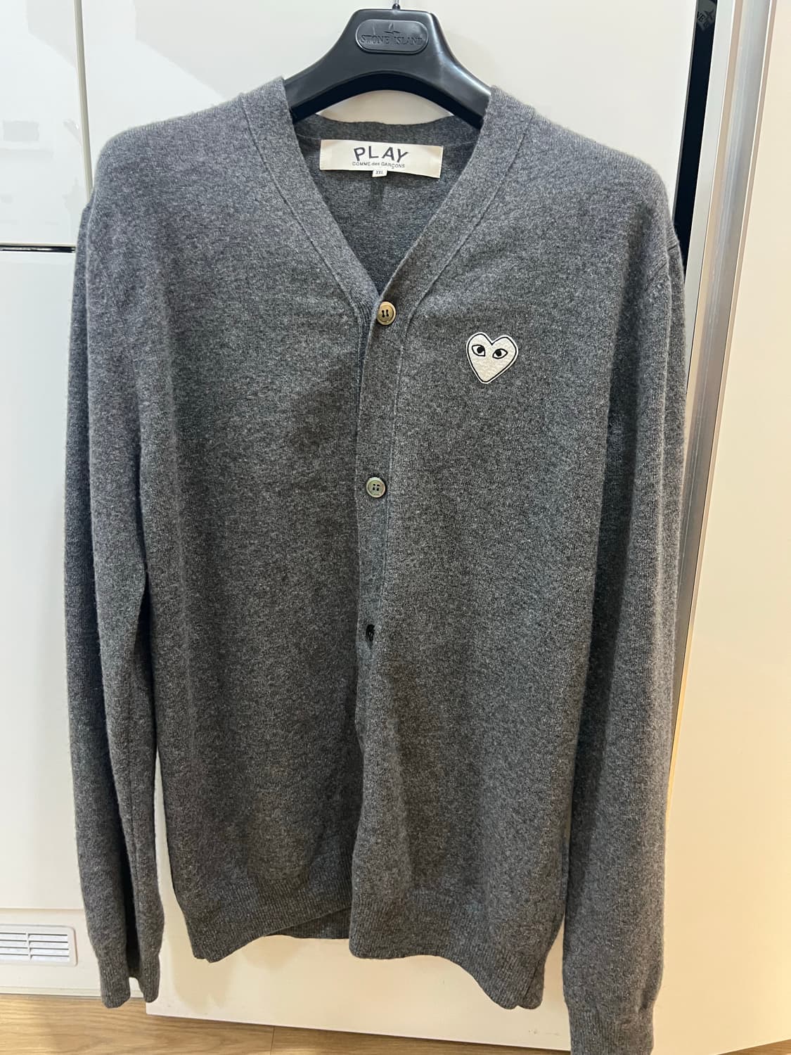 24fw 꼼데가르송 화이트와펜그레이가디건 2xl (새상품급) 상품이미지1