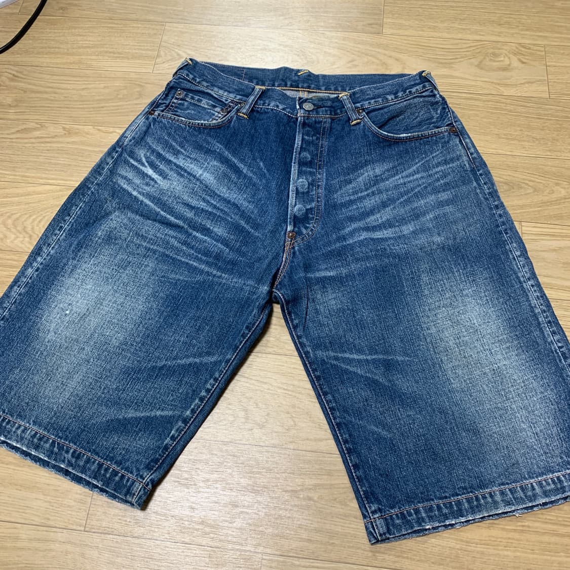 36)Evisu 에비수재팬 버튼플라이 화이트 로고 페인팅 데님 반바지 상품이미지2