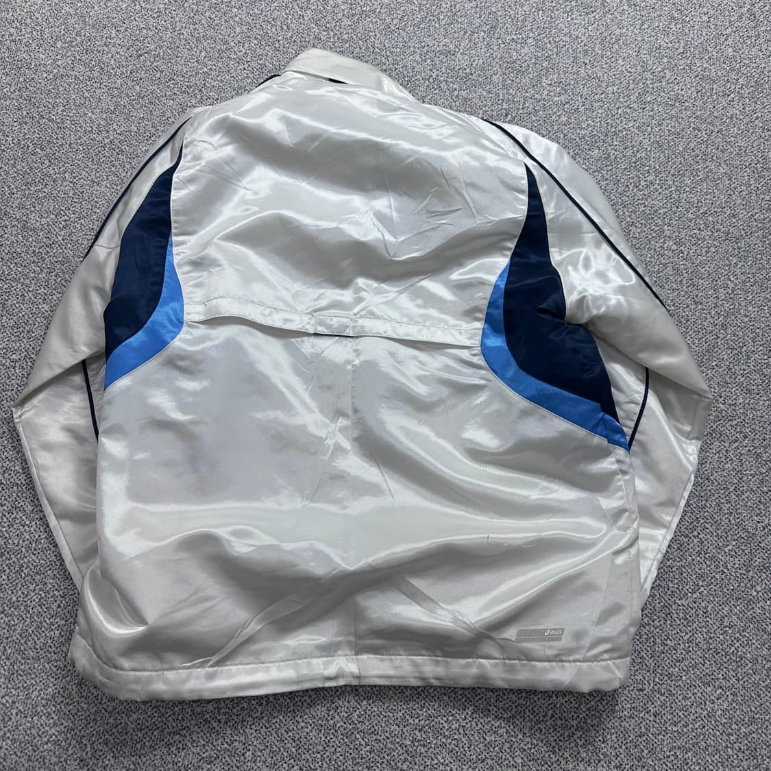 아식스(Asics) 화이트 컬러 올드스쿨 바람막이 상품이미지2