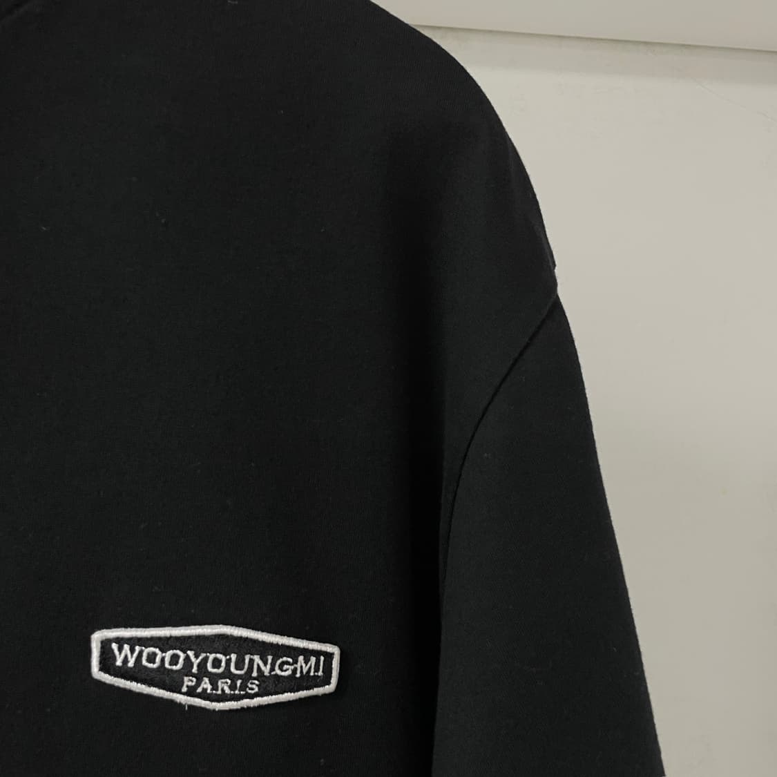우영미 백로고 반팔 티셔츠 블랙 48 상품이미지6