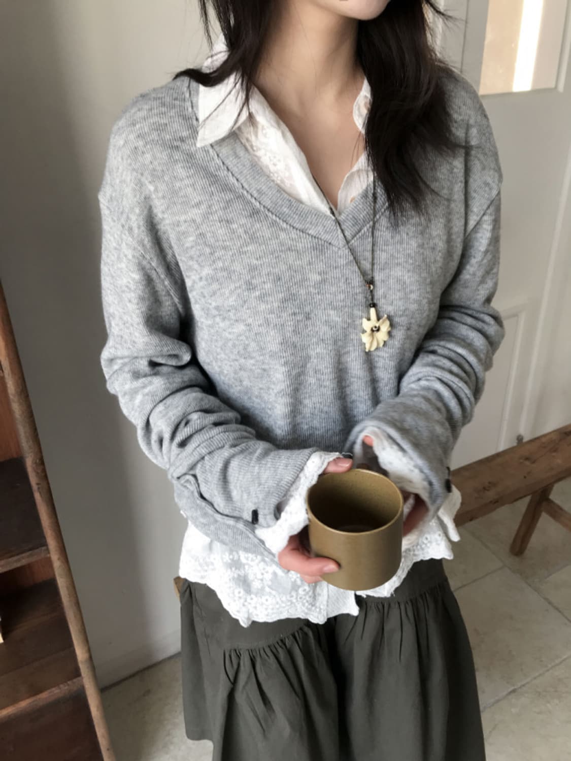 서울베이스드 버튼 브이넥 니트  상품이미지4