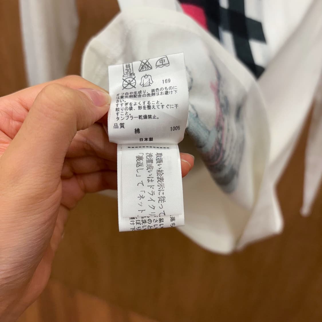 폴스미스 라운드넥 코튼 긴팔 티셔츠 스카프 그래픽 프린팅 디테일 화이트 상품이미지8