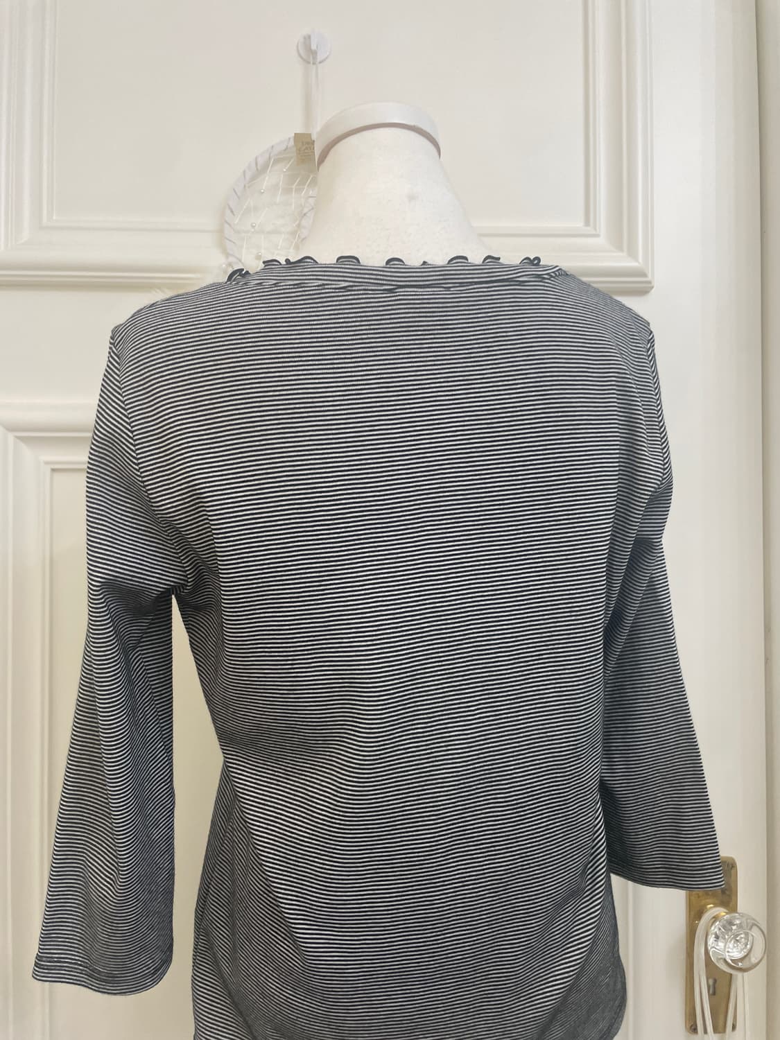 black stripe ruffle point basic top 상품이미지4