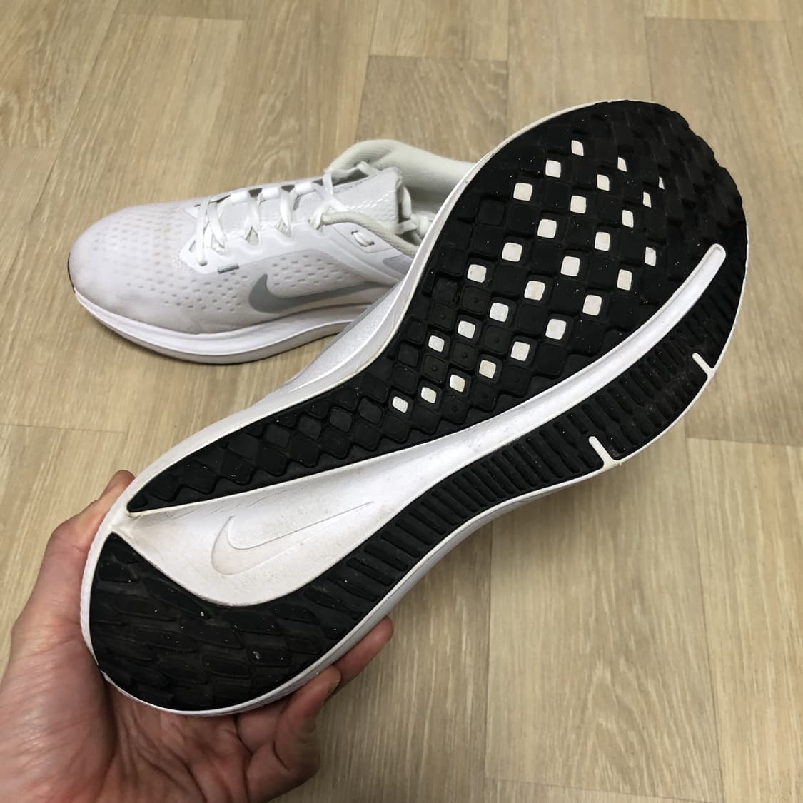 (280) 나이키 NIKE 에어 윈플로 10 화이트 실버 러닝화 런닝화  상품이미지4