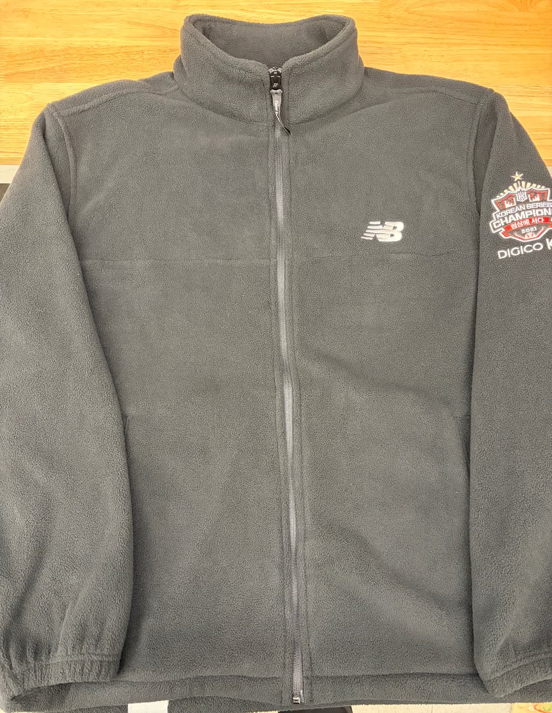 [110] KT위즈 x 뉴발란스 플리스 후리스 블랙 상품이미지1