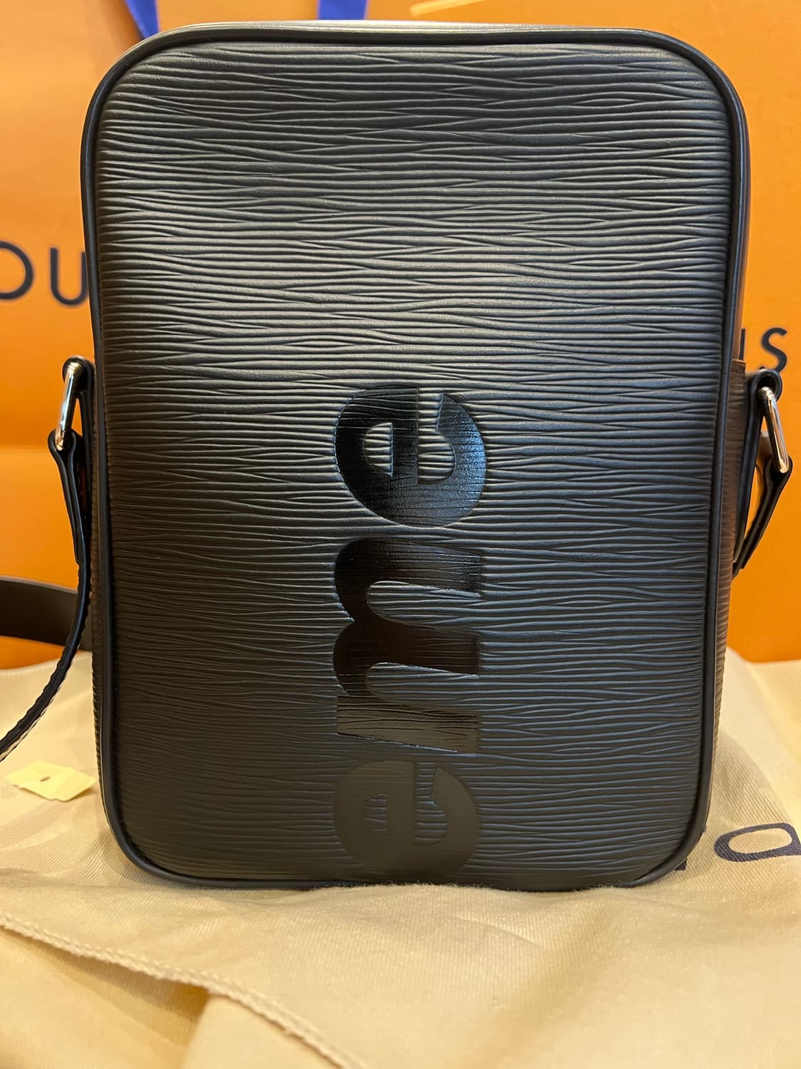 루이비통 슈프림 에피 다뉴브PM 크로스백 블랙 상품이미지3