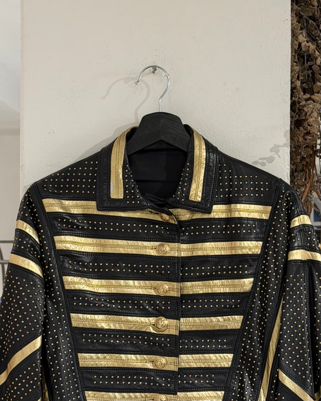 지아니 베르사체 블랙 SS92 스터드 장식 골드 메탈릭 크롭 자켓 상품이미지4