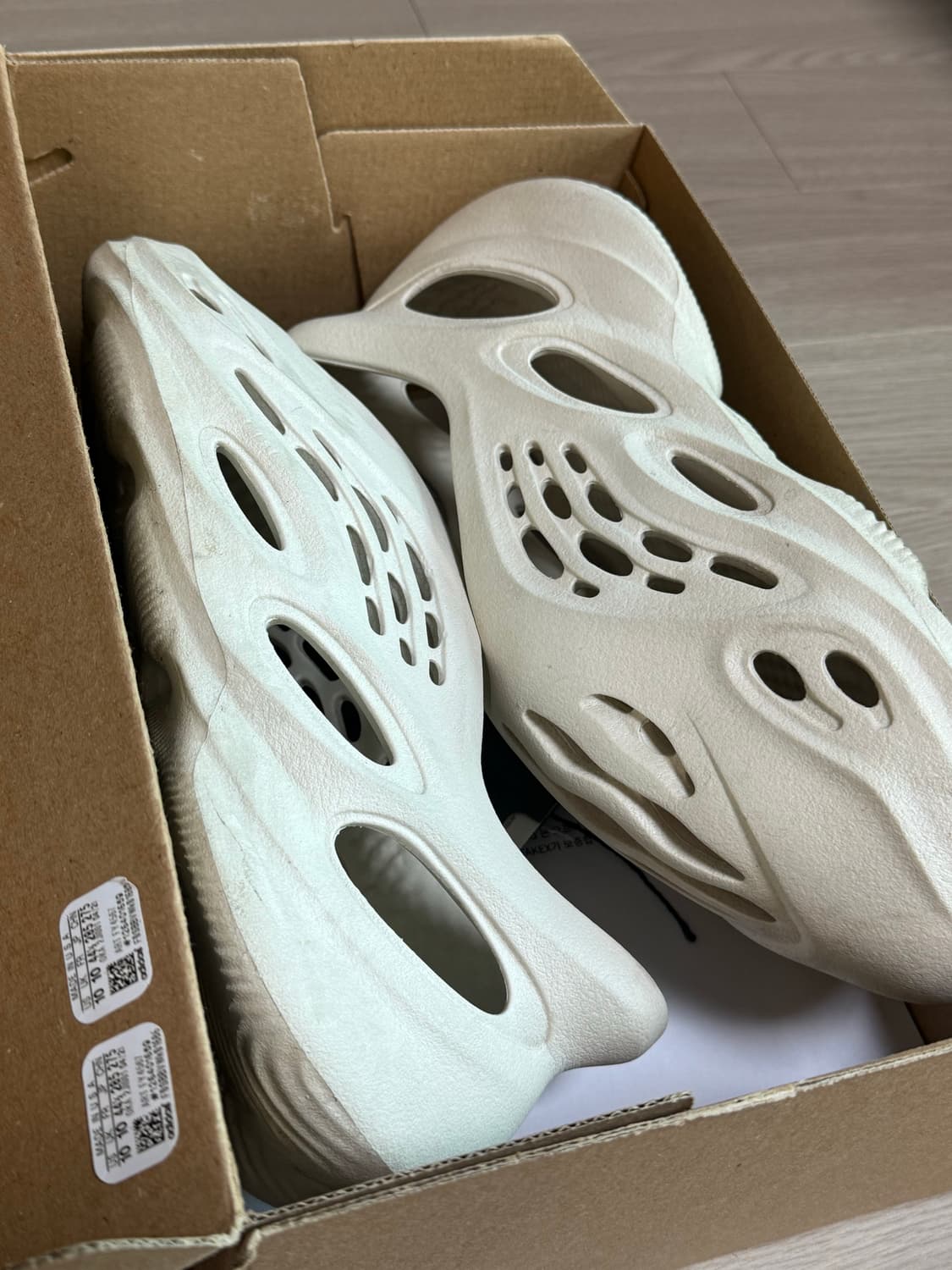 Yeezy Foam Runner Sand 이지 폼러너 샌드 상품이미지1