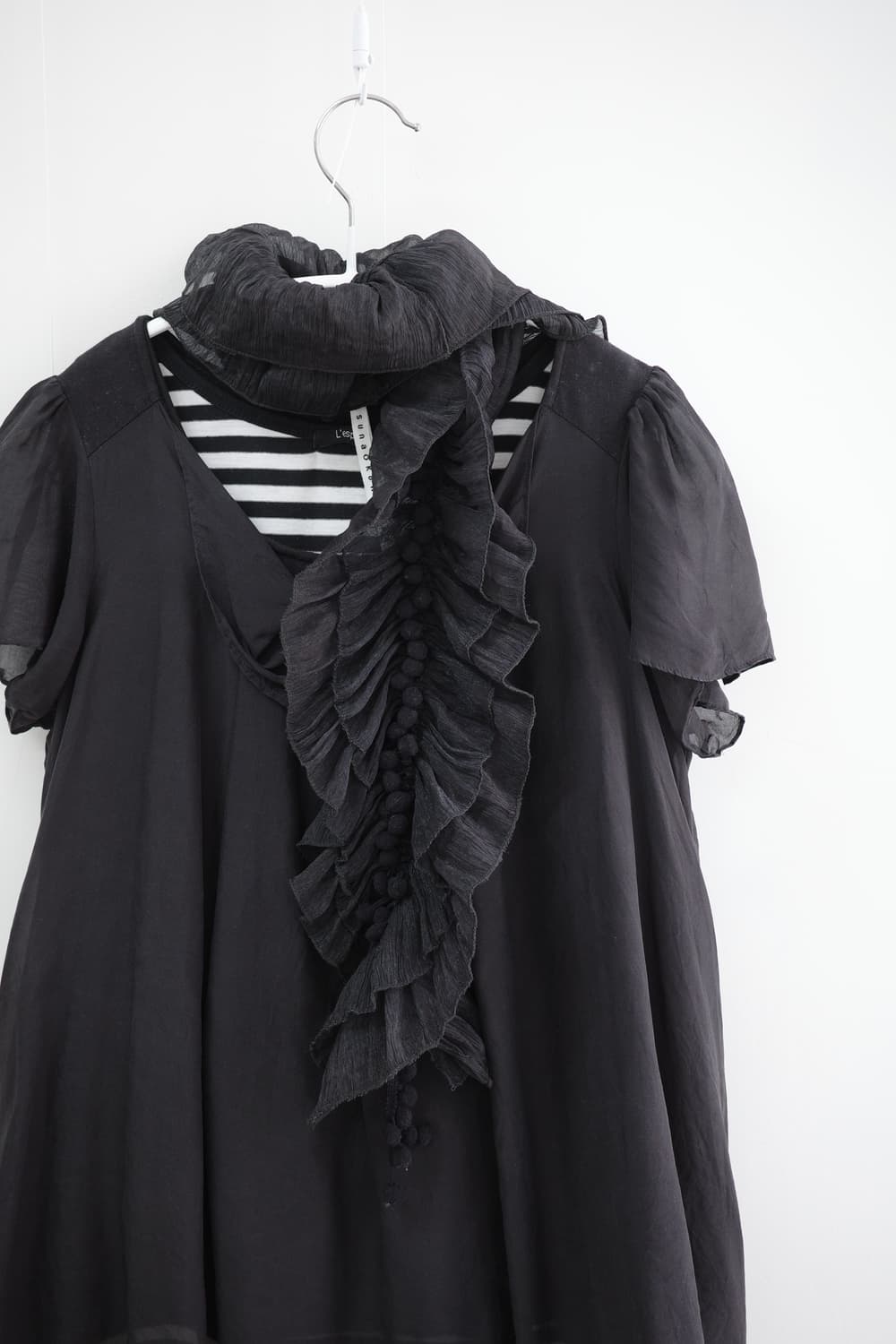 Pompom ruffle black scarf 상품이미지1