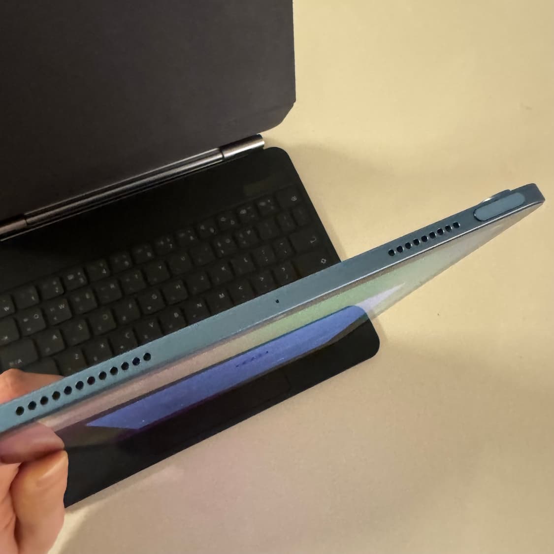 아이패드 에어 5세대 64GB 블루 / 정품충전기 무선키보드 상품이미지2