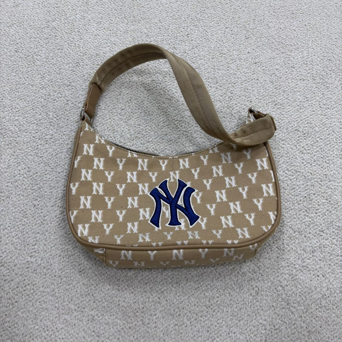 F MLB NY 모노그램 패턴 베이지 호보백 0604E2 상품이미지1