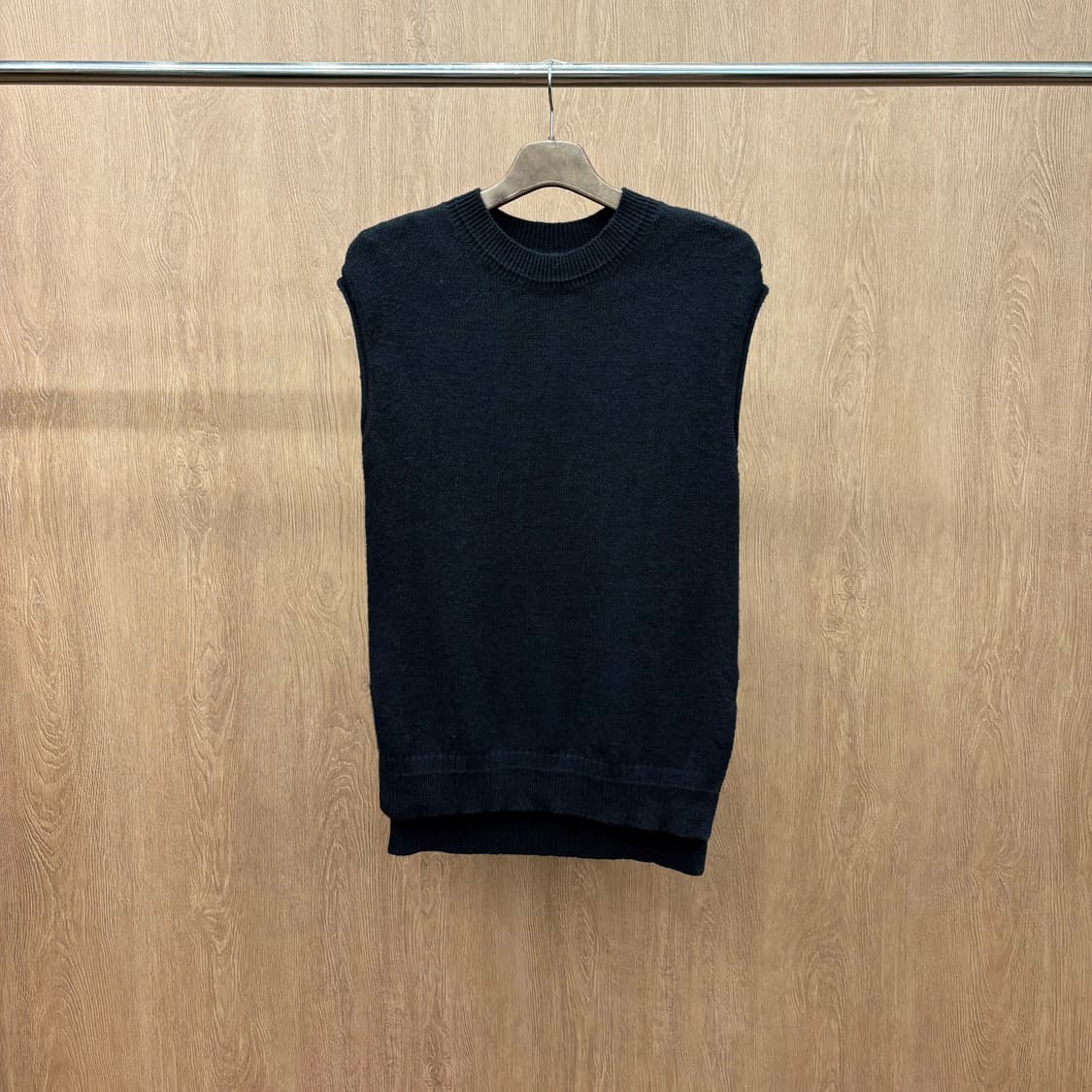 빔즈 하트 라운드넥 민소매 니트 베스트 골지 마감 디테일 블랙 상품이미지2