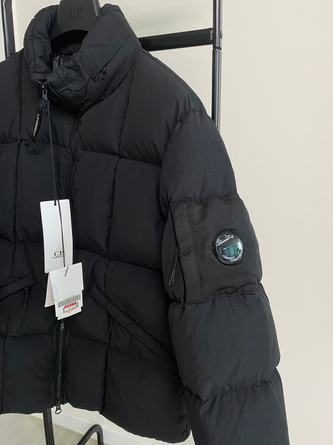 cp컴퍼니 24fw 블랙 패딩 M 상품이미지2