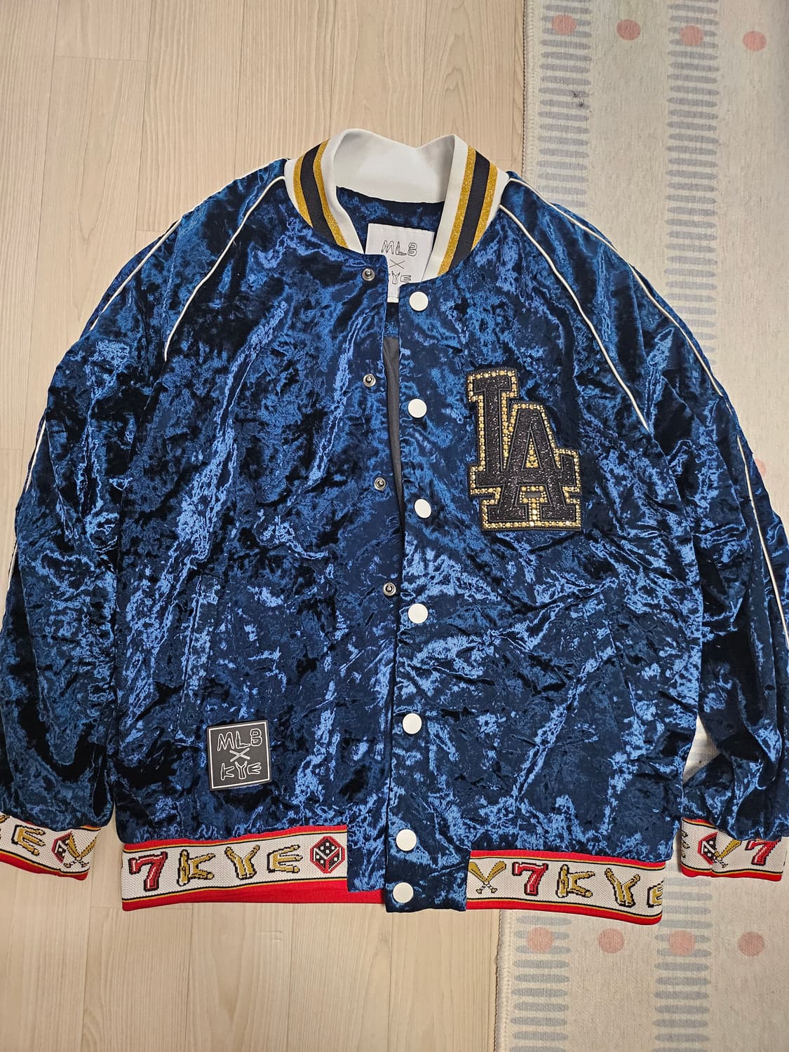MLB와 KYE 콜라보 벨벳 스타디움 자켓 상품이미지1