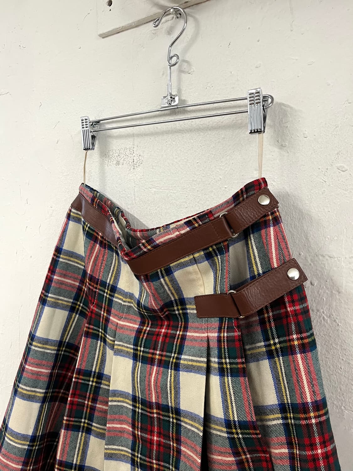 미우미우 레더 벨트 스트랩 플리츠 스커트 상품이미지6