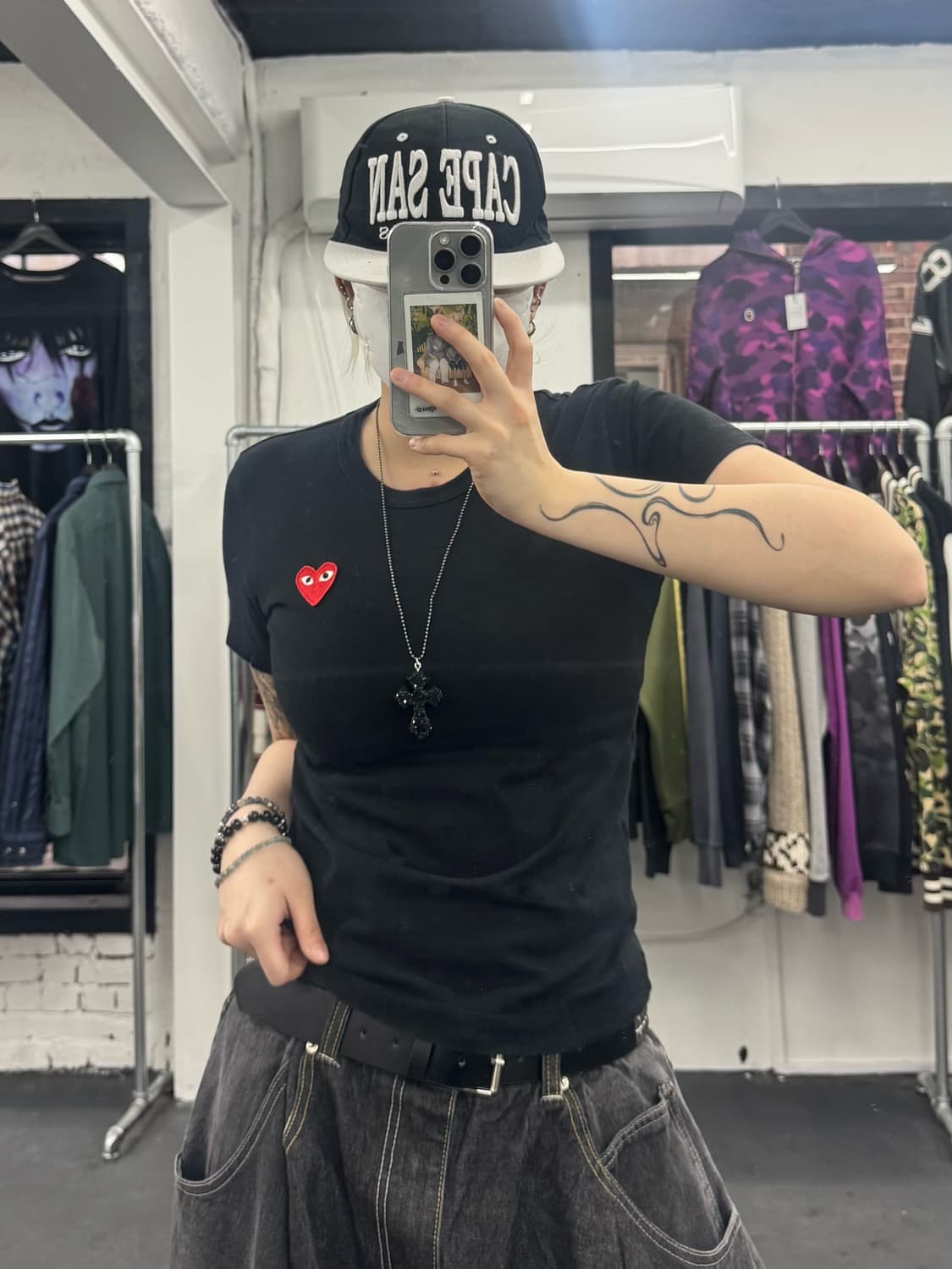 꼼데가르송 플레이 레드와펜 티셔츠 상품이미지1