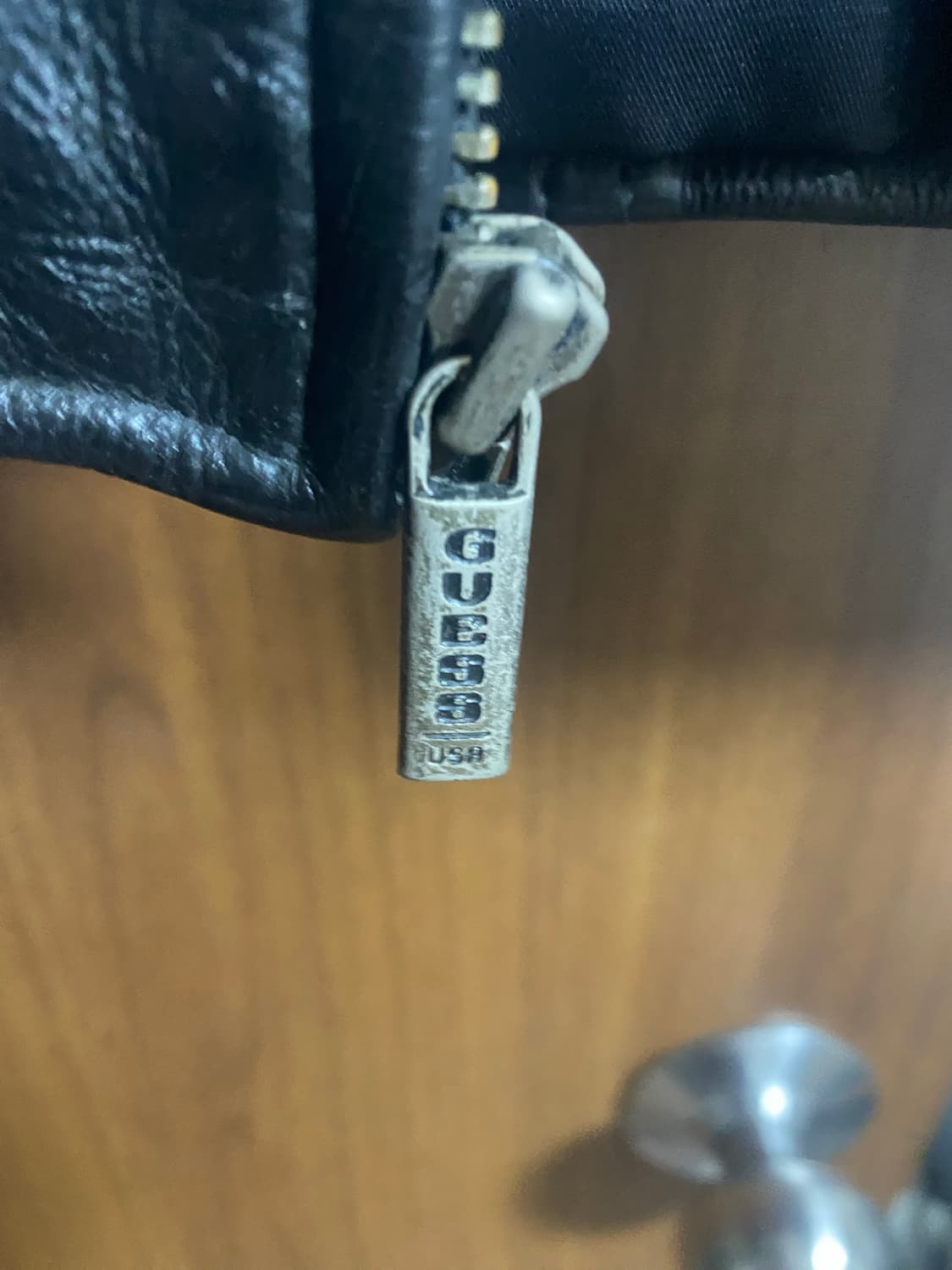 깔끔한 블랙 색상의 게스 가죽 자켓 상품이미지2