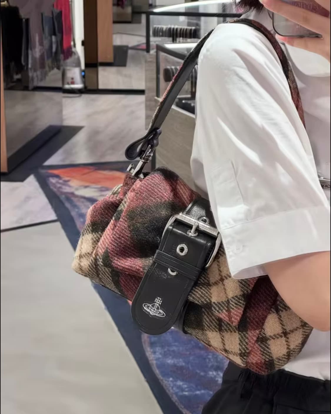 비비안웨스트우드 헤이즐 트레저 라이트 체크 숄더백 상품이미지3