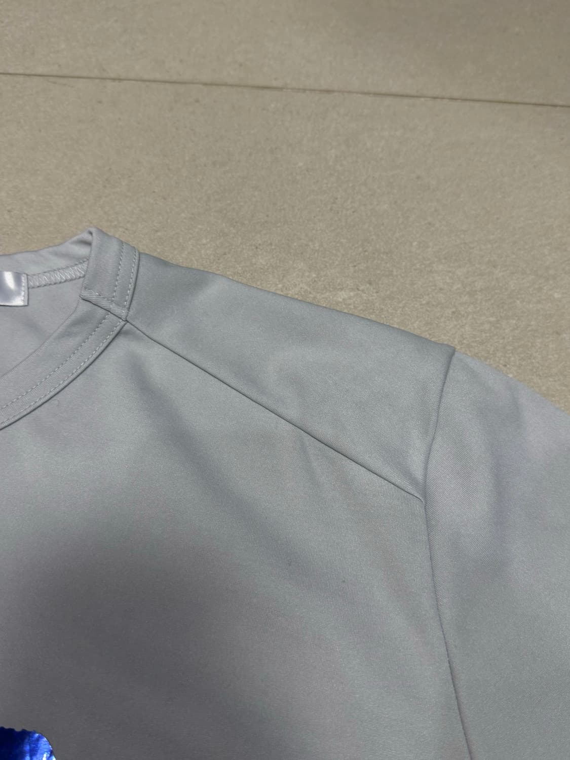 2024 꼼데가르송 네 자유를 입어 글리터 절개 디테일 롱슬리브 티셔츠 상품이미지4