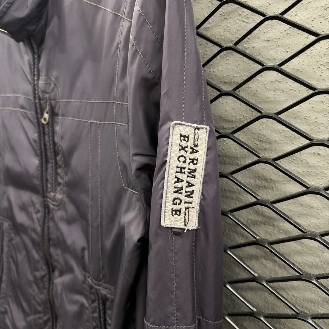 아르마니 익스체인지 가먼트다잉 유틸리티 자켓 버티컬 스티치 암패치 디테일 상품이미지6