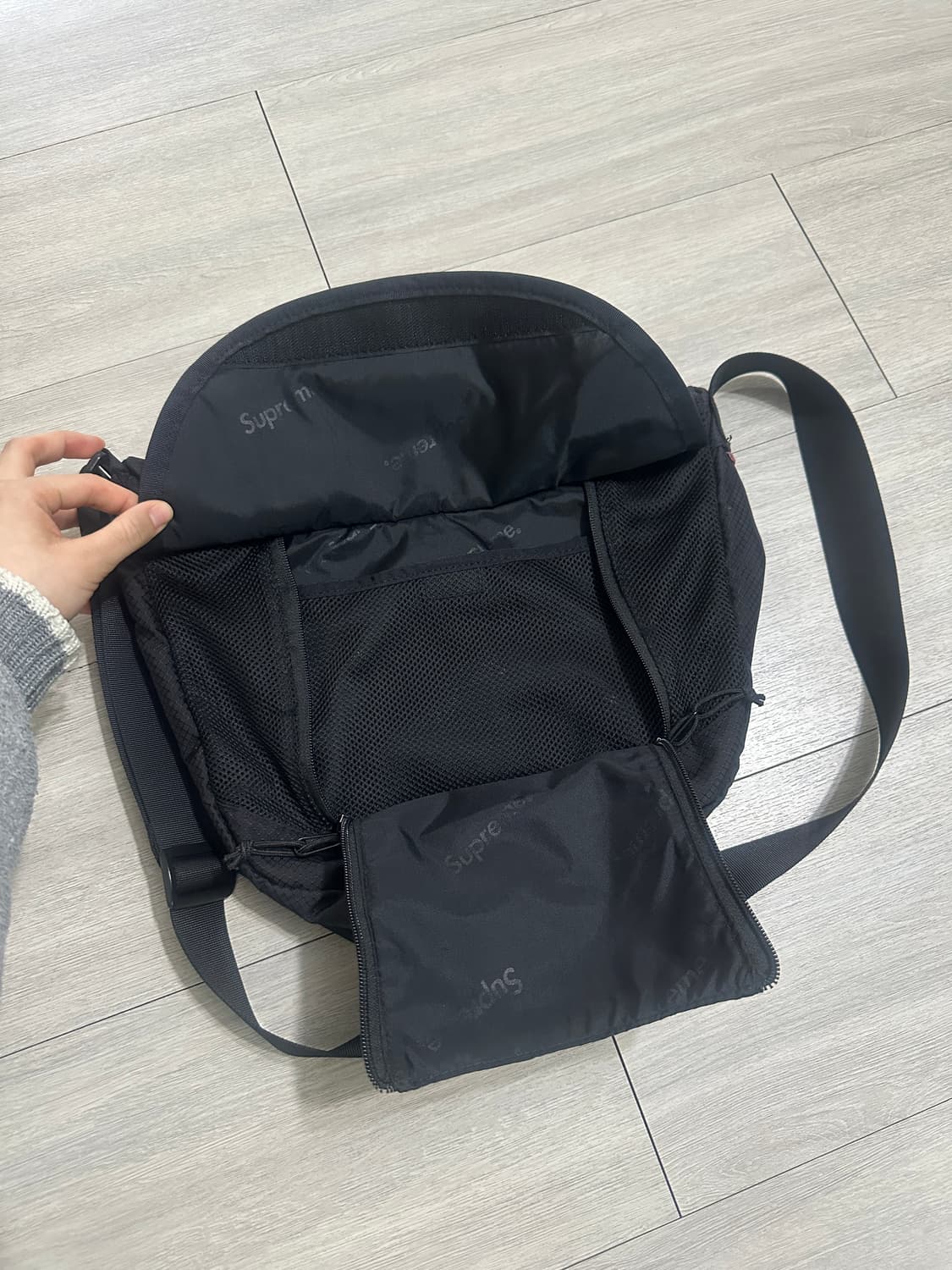 슈프림 스몰메신저백 블랙 22s 상품이미지4