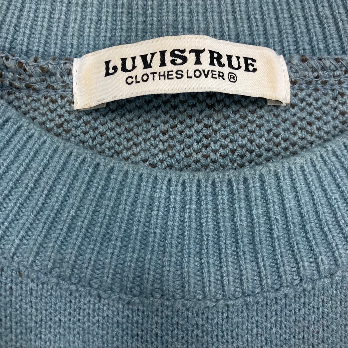 러브이즈트루 스카이 컬러 빅로고 니트 상품이미지3