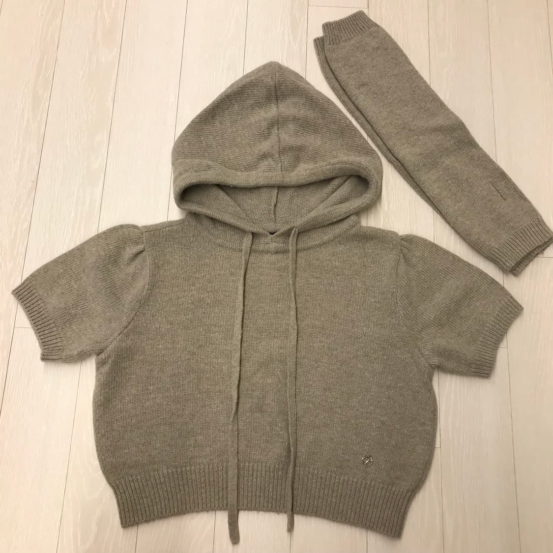 페인오어플레져 AMY HOODIE KNIT 베이지 상품이미지3