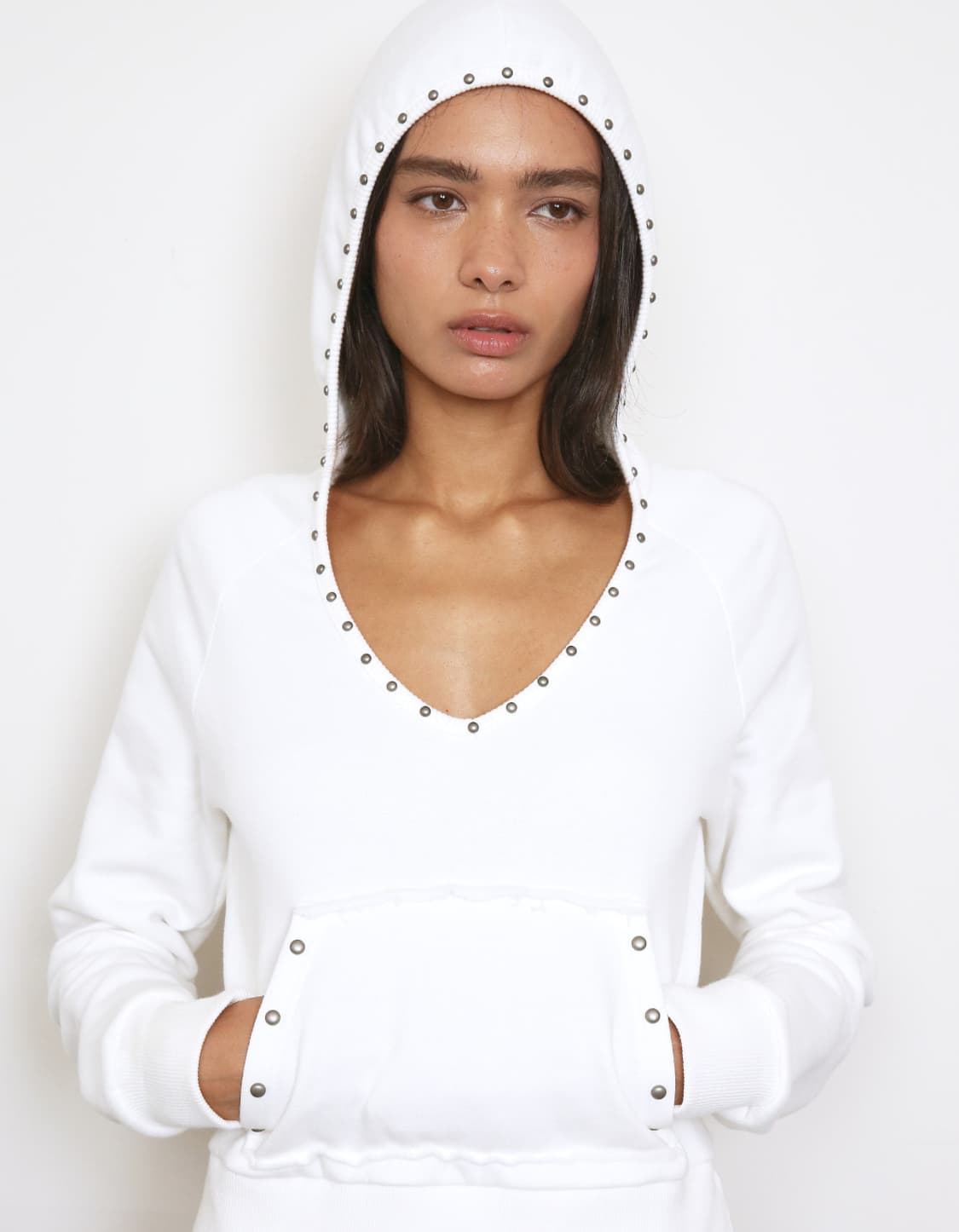 폴리수엠 STUDDED POCKET V-NECK HOODIE, IVORY 상품이미지1