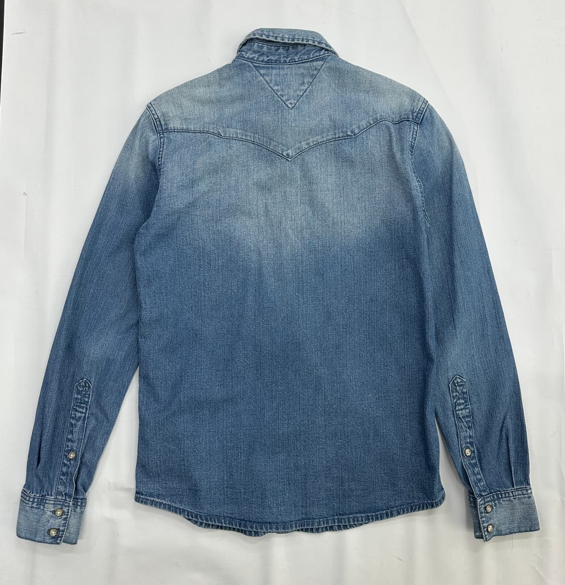 타미힐피거 워싱 연청 그라데이션 데님 빈티지 셔츠 청남방  상품이미지3