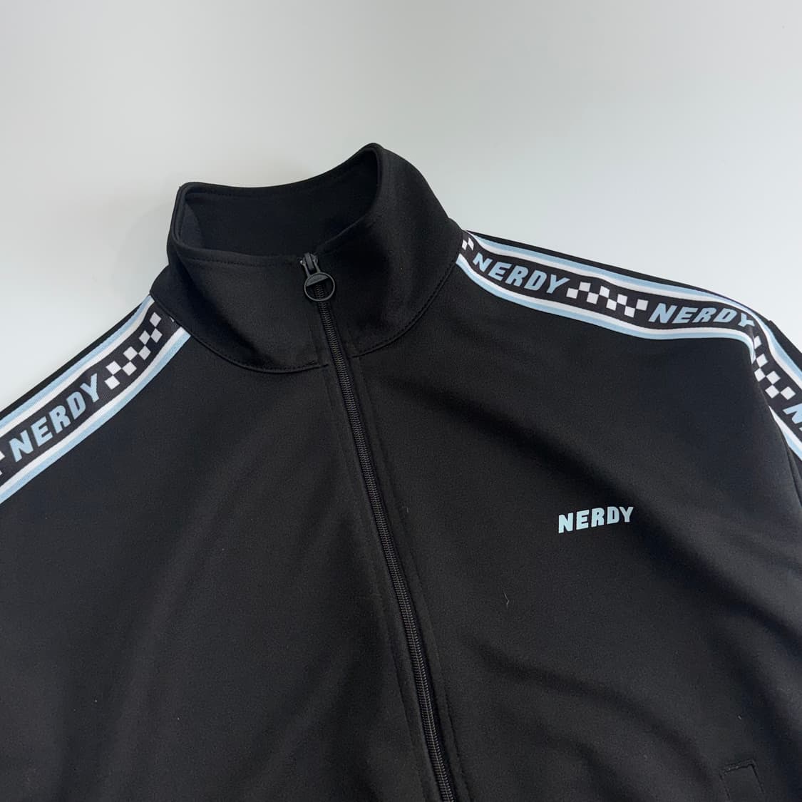 Nerdy 널디 스카이블루 트랙탑 블랙 져지 상품이미지4