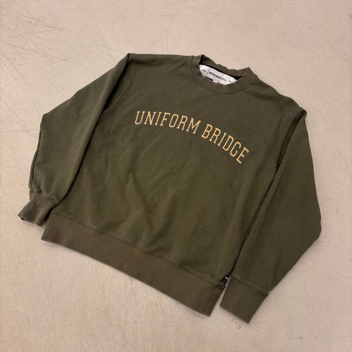 유니폼브릿지 아치로고 카키 맨투맨 상품이미지1