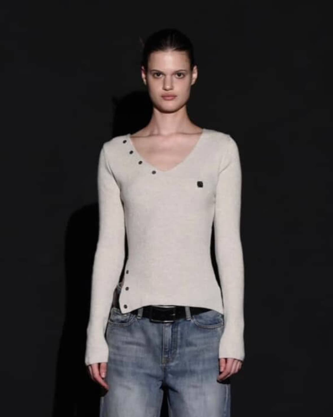 보헤미안서울 버튼 브이넥 슬릿 니트 상품이미지2