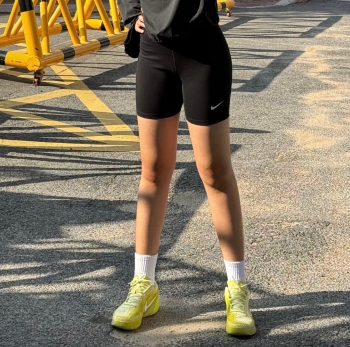 (W) 나이키 에센셜 미드 라이즈 바이크 쇼츠 블랙 상품이미지4