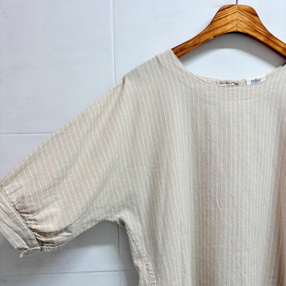 스트라이프 언발 셔링 러블리 모리 반팔 블라우스 상품이미지2