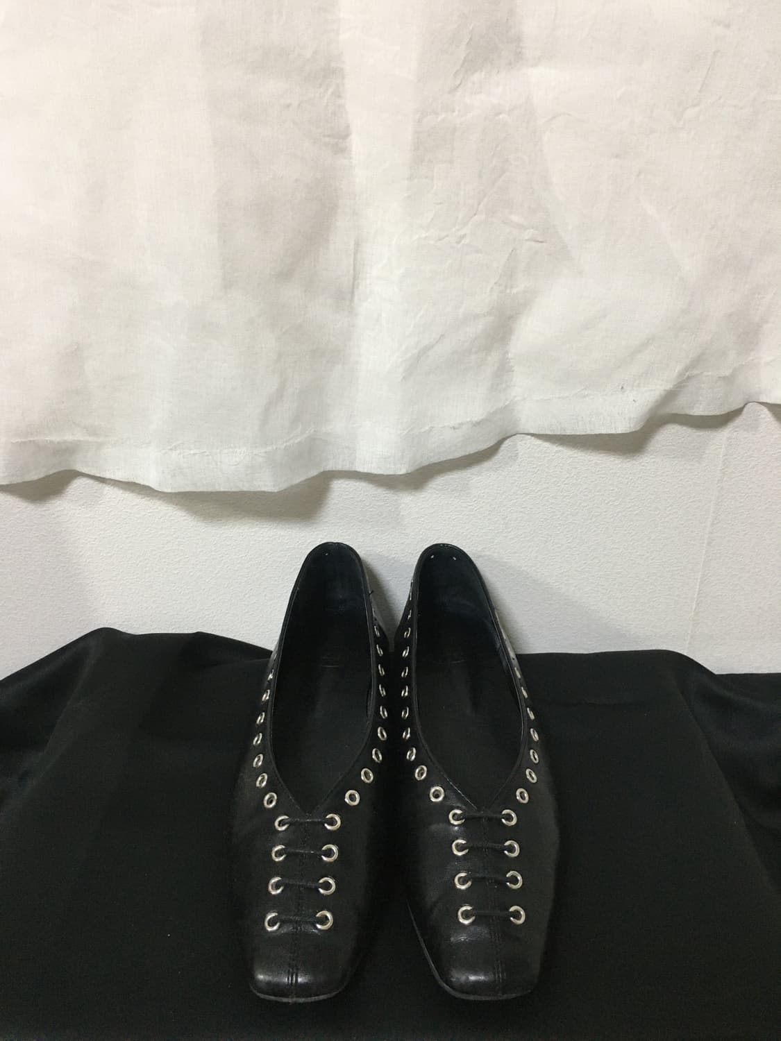 블랙 아일렛 레이스업 스퀘어토 레더 플랫슈즈 250 상품이미지5