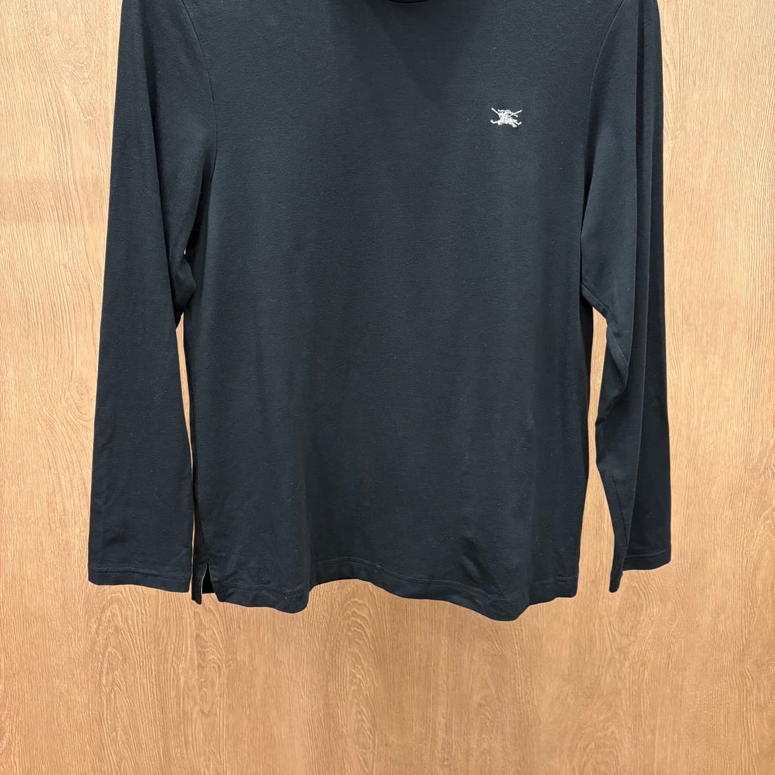 버버리 모크넥 긴팔 티셔츠 로고 자수 체크 라인 디테일 슬림핏 블랙 상품이미지5