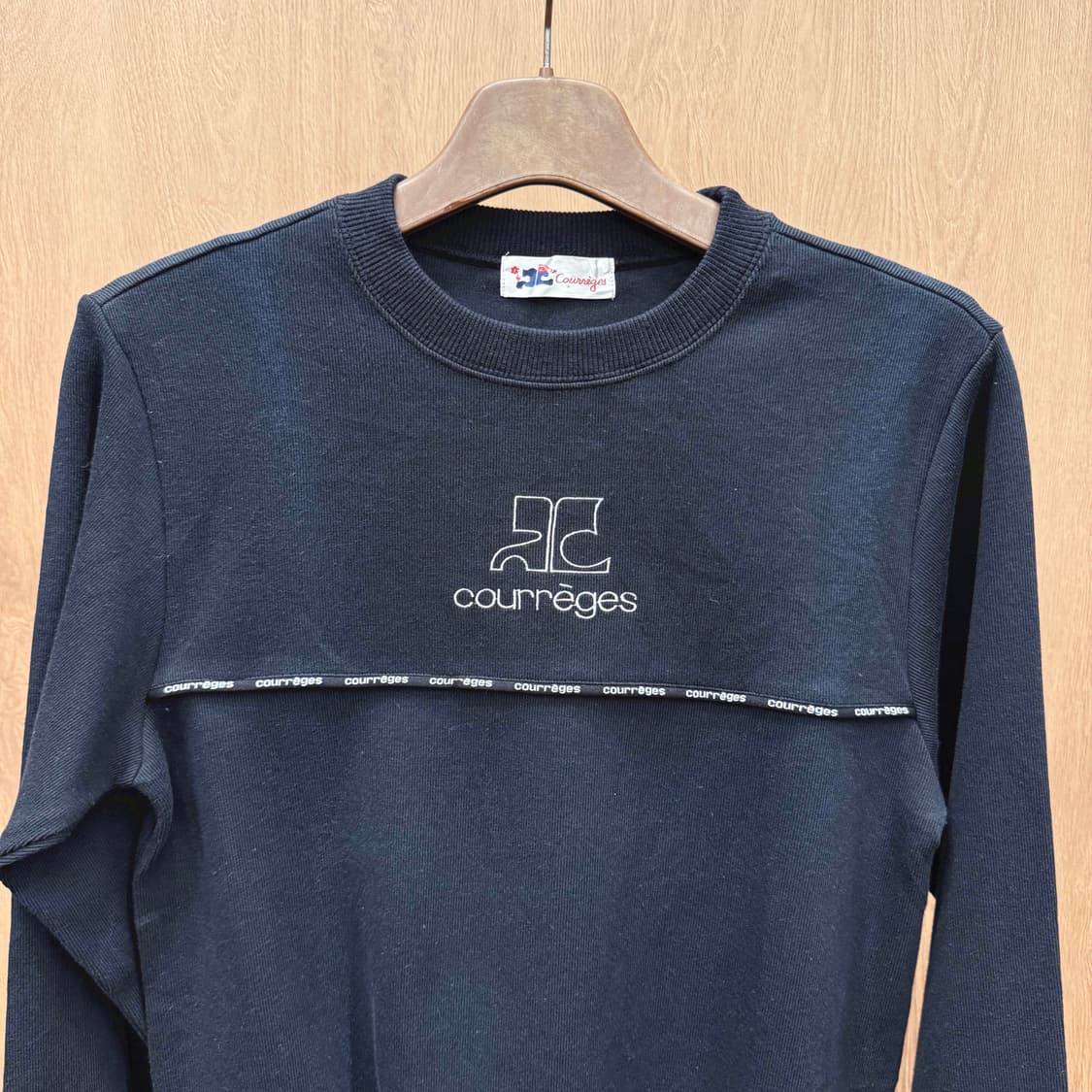 꾸레쥬 시그니처 로고 프린팅 맨투맨 스웻셔츠 배색 라인 블랙 상품이미지4