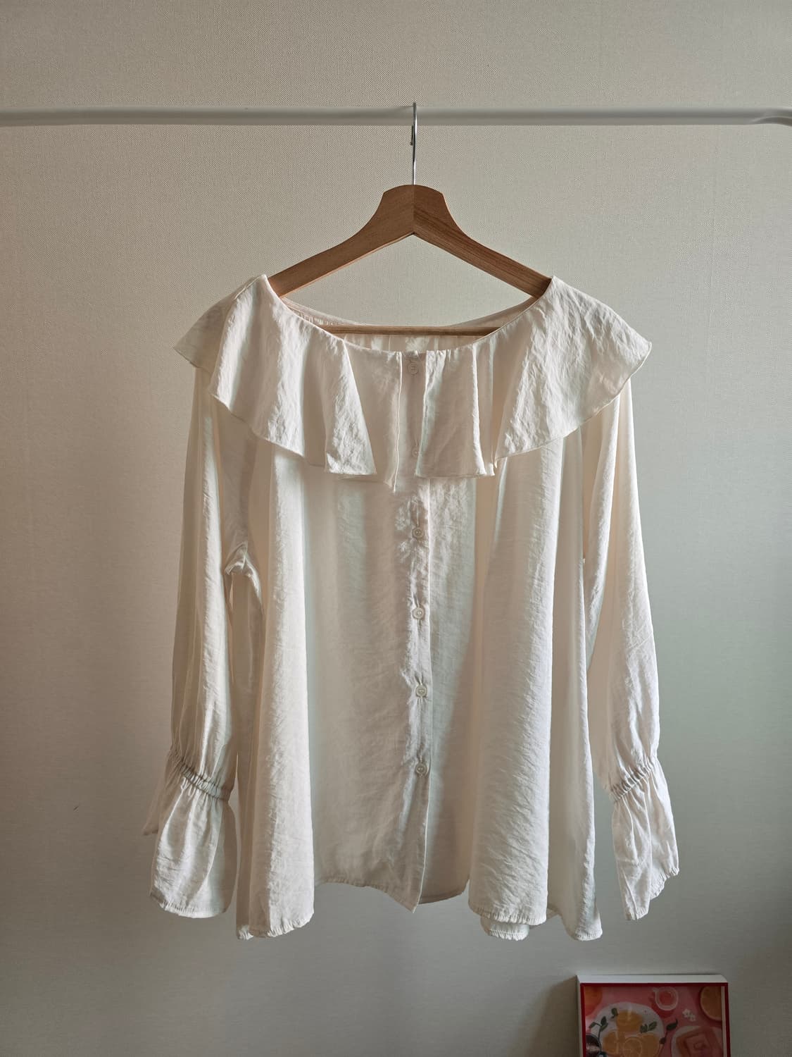 Off-White Ruffle Collar Blouse 상품이미지1