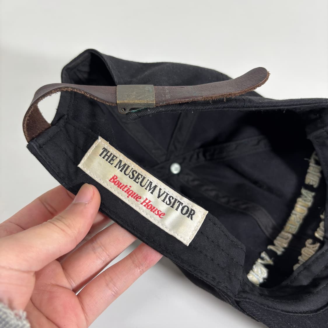 OS 더뮤지엄비지터 블랙 스프레이드 볼캡 상품이미지4