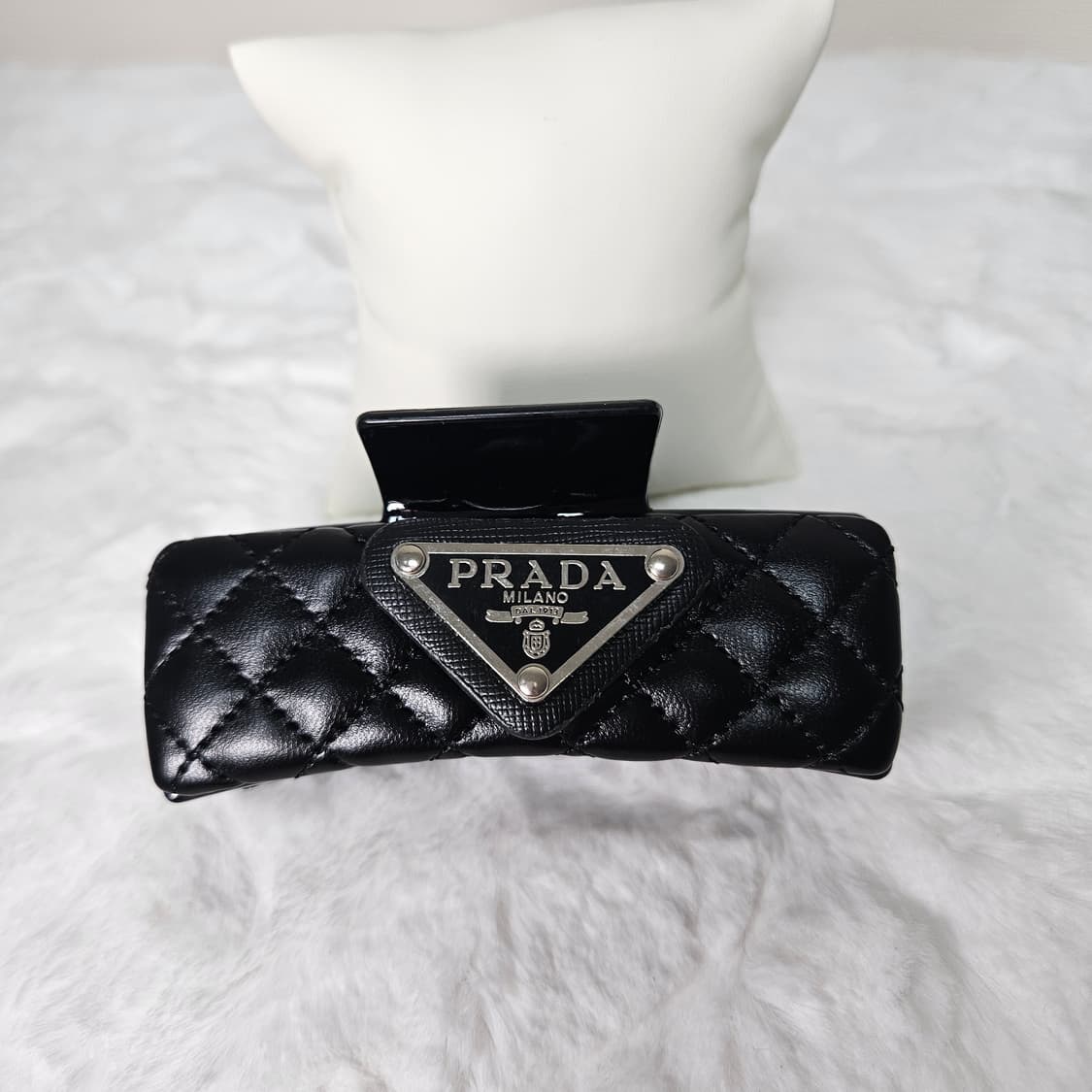 프라다 퀼팅 헤어 집게핀 블랙 상품이미지1