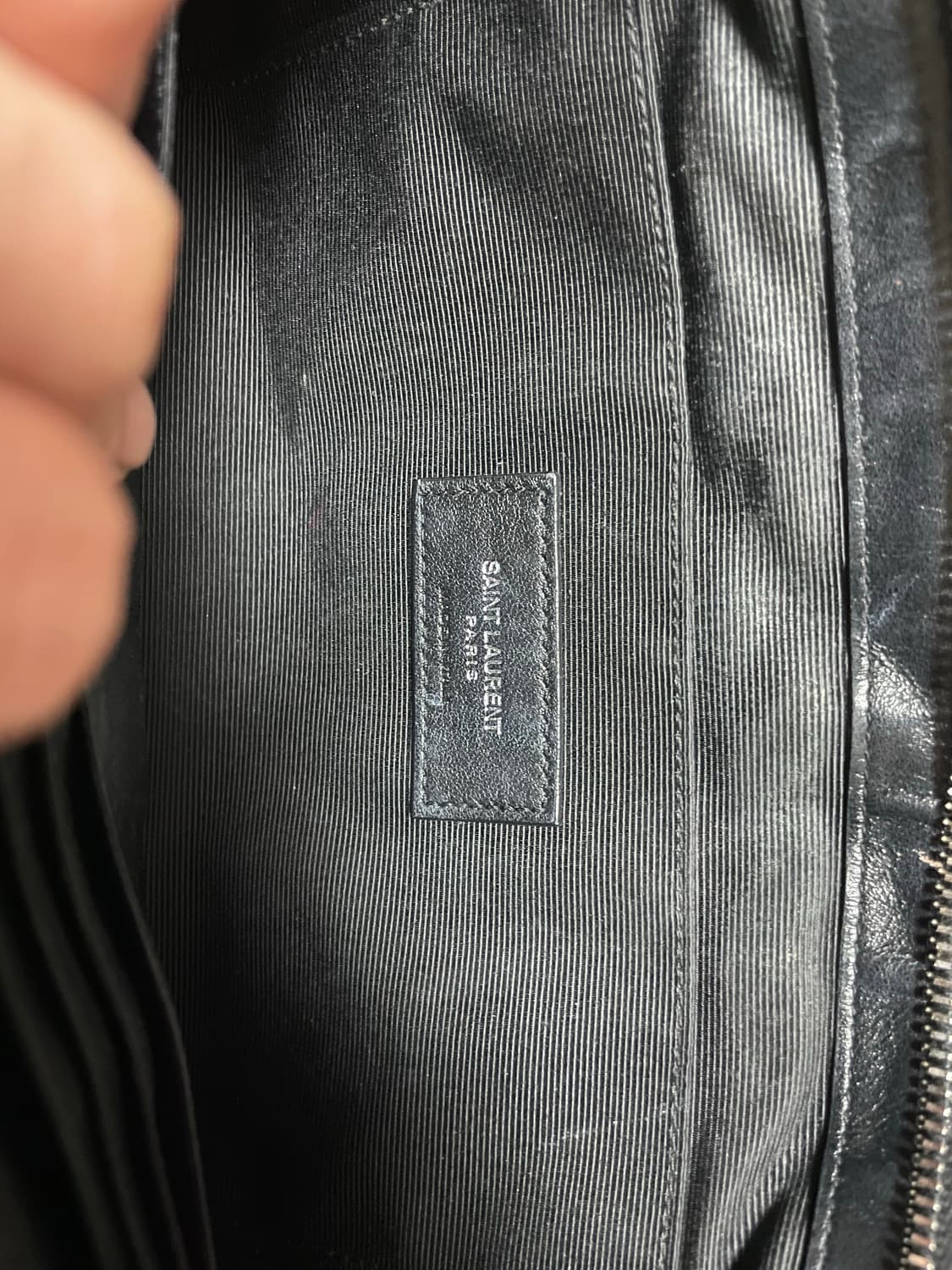 생로랑 마틀라세 클러치백 블랙 은장입니다 상품이미지7