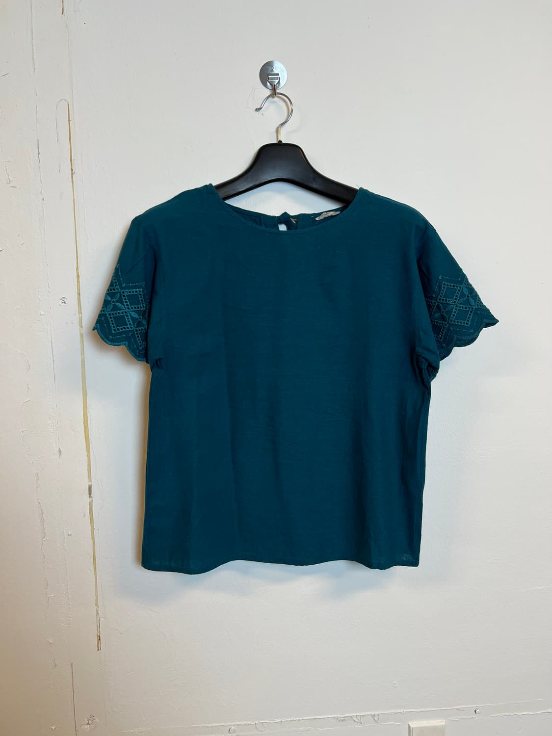 T092 SAMANSA MOS2 딥그린 스캘럽 레이스 슬리브 블라우스 F 상품이미지1