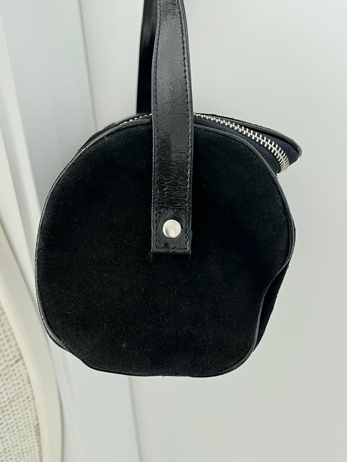 쿠레쥬 블랙 스웨이드 애나멜 원형 숄더백 상품이미지3